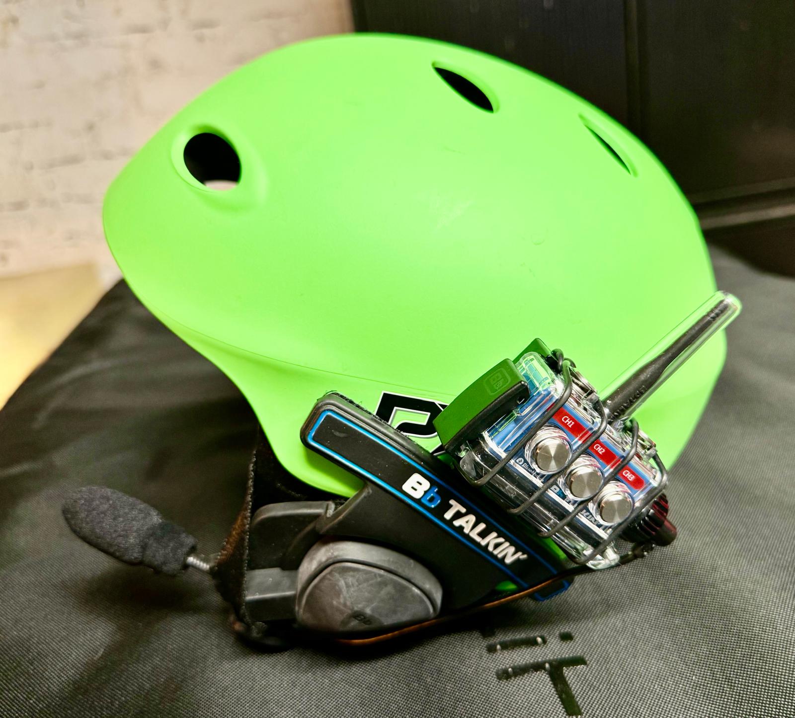 Helm mit Bb TALKIN´ Kommunikationssystem für Live-Coaching auf dem Wasser