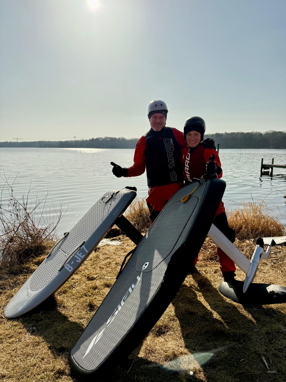 Britta und Partner mit ihren eFoil Boards am See