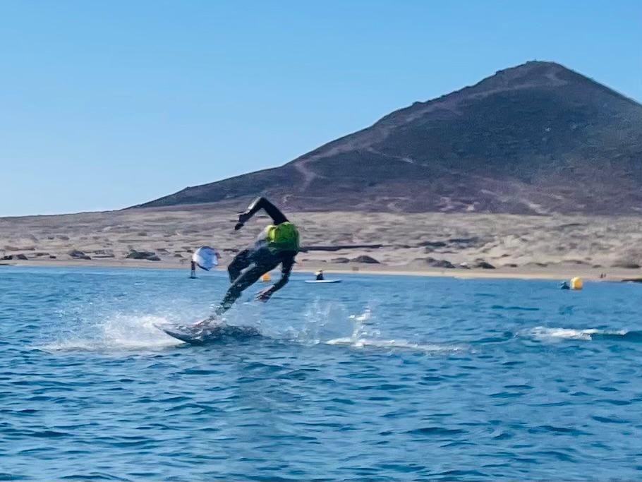 Spektakulärer eFoil Sprung über dem Wasser