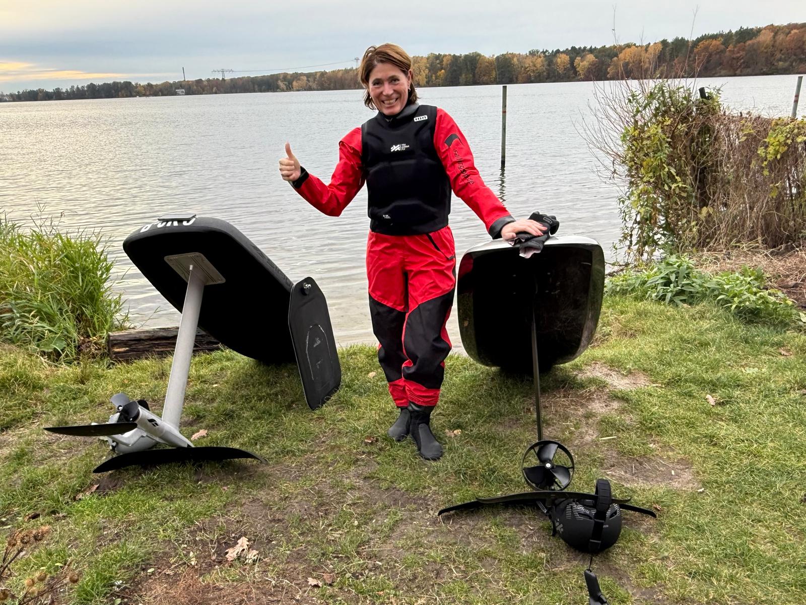 Britta fährt seitlich auf dem eFoil Board