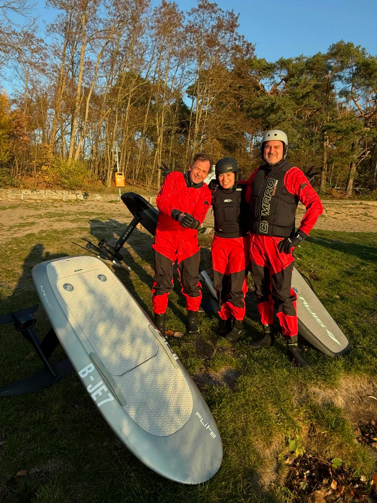 Team-Gruppenfoto mit eFoil Boards am Strand